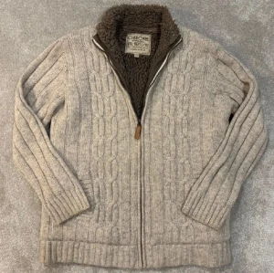 Fodrad cardigan - Riktigt fräsch stickad cardigan fodrad med päls, perfekt för våren eller sena sommarkvällar! 🙌 Storlek L men fungerar även som en lite större M, skriv vid minsta fråga eller fundering! ✌️