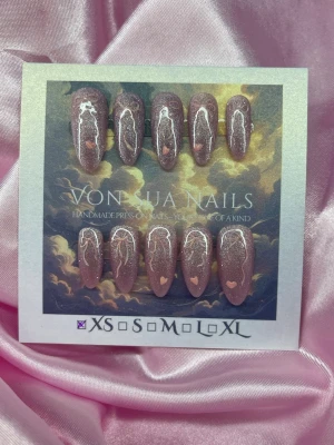 Ribbons (XS);Medium Almond - Snygga handgjorda press-on naglar i en glittrig rosa/lila nyans. Naglarna har en medium almondform och är dekorerade med rosa rosetter och små rosa hjärtan för en unik look. Perfekt för dig som vill ha något extra till naglarna!XS: 14 mm, 11 mm, 11,5 mm, 10 mm, 8 mm 