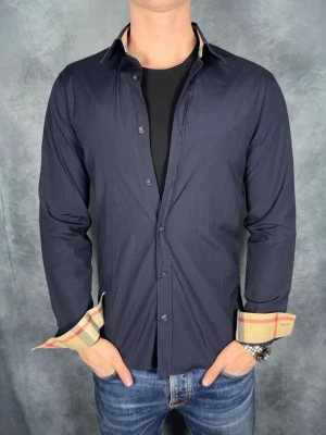 Burberry skjorta - Storlek: M || Skick: Mycket bra|| Nypris: Ca 5000kr || Följ för liknande produkter 🌊🍾