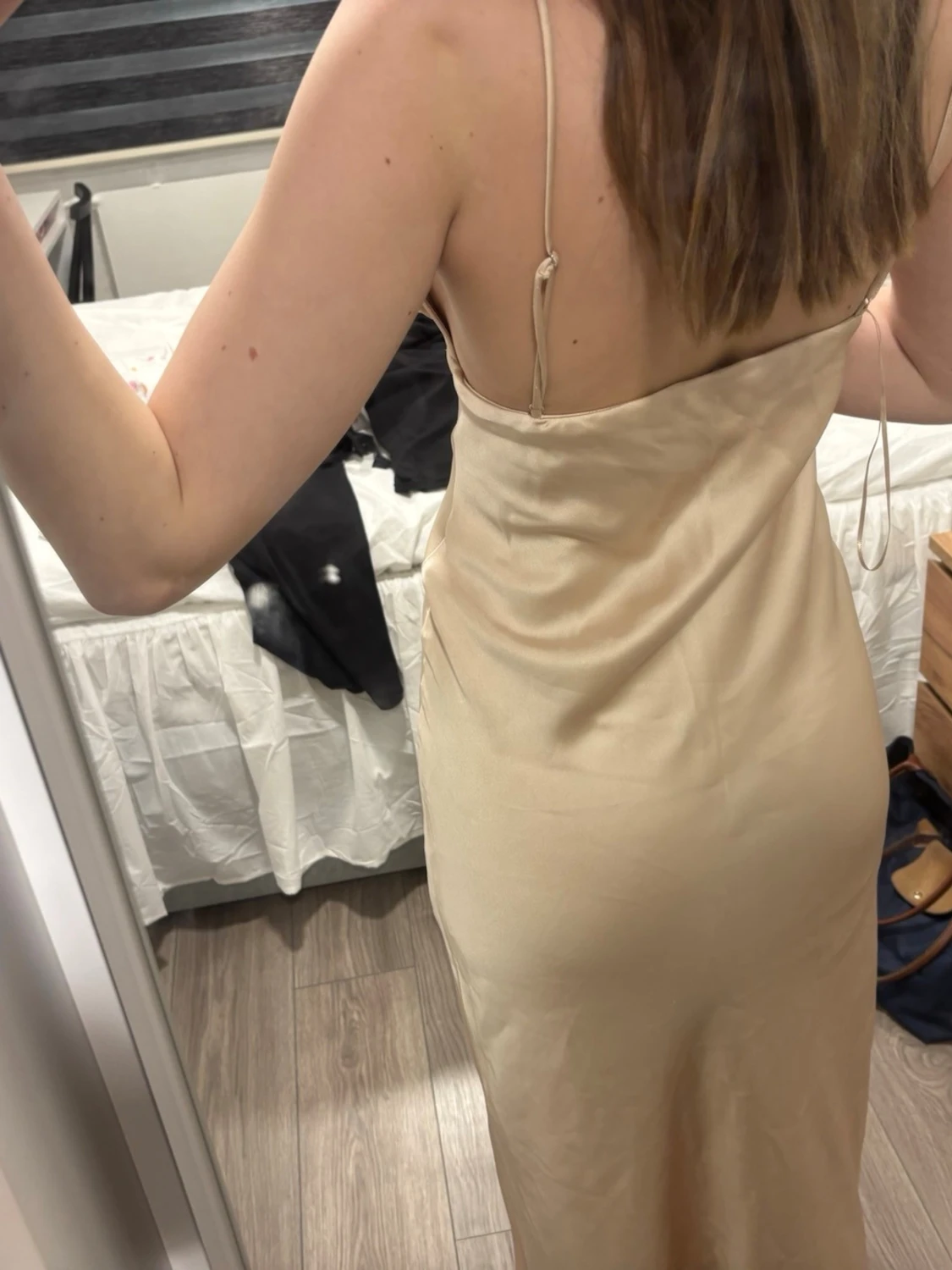 Champagnefärgad långklänning med volang - 2
