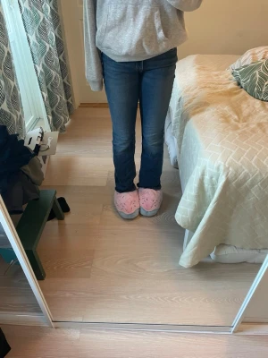 Blå bootcut jeans med fickor - Säljer ett par klassiska blå bootcut jeans från Levi’s i modellen super low bootcut. De är super sköna och stretchiga och de är i storlek 29/34 och i ett mycket bra skick🌺