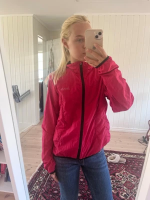 Rosa vindjacka - Perfekt att springa i eller när det är blåsigt. Loggan på bröstet har blivit slitet men det syns inte.