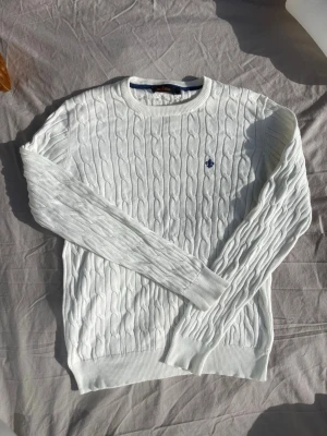 Stickad morris tröja - Grymt skick, liten deffekt som endast syns vid norggrann granskning, normalstor M