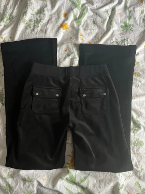 Juicy couture  - Low waist mjukisbyxor från Juicy! Dom är lite uppsydda då dom var för långa på mig❤️