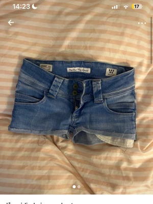 lågmidjade jeansshorts  - Jättesnygga lågmidjade jeansshorts från pepe jeans. Storlek xxs-xs midjemått 37!!