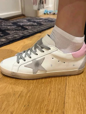 Golden goose skor rosa - Rosa Golden goose skor, helt nya. Väldigt eftertraktad sko modell. Nypris 4600, säljes för 2299!. Äktenhetskap finns såklart 🧾✅