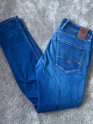 Replay jeans - Säljer ett par jeans från Replay i modellen Hyperflex. Skicket är 8/10. Vid funderingar är det bara att höra av sig🍀