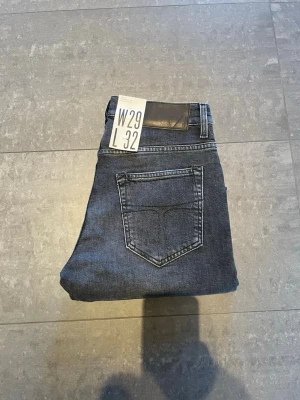 Tiger of Sweden jeans nya - Helt nya jeans ifrån tiger of Sweden med lapprna kvar på. Storleken är w29 L32 och modellen är pistolero. Snygg slitnings design på lik fickan(Se sista bilden)Kvitto kan visas privat 