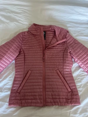 Rosa Colmar jacka - ‼️Lägg gärna prisförslag‼️Säljer denna skit snygga rosa Colmarjackan. Perfekt nu inför våren💖