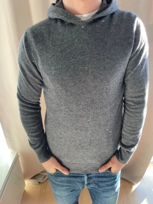 Kashmir hoodie  - En skön hoodie i kashmir/merinoull perfekt nu till varmare tider. Skriv vid funderingar 