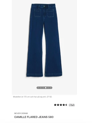 Blå flared jeans från bik bok - Snygga blå flared jeans från bik bok med raka ben och utsvängd och fickor fram och bak. Säljer dessa då de vart för små för mig. Helt oanvända. Skriv för fler bilder.