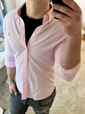 Ralph Lauren skjorta - Ralph Lauren skjorta | Skick: 9/10 | Size - L sitter som M  | Nypris 1600kr mitt pris 499kr | Modellen är ca 181cm lång | Hör av dig vid minsta fråga eller fundering📩