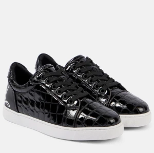 Svarta sneakers från Louboutin - INTRESSEKOLL!!! Köpte mina Louboutin i London 2024, vill nu se intresset! Nypris ifrån butik: 9700kr. Original kartong finns!  !INGA SKAMBUD! Fler bilder skickas privat