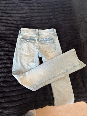 Ljusblå raka jeans  - Säljer ett par ljusblå jeans bootcut low waist 