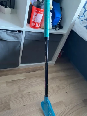 Blå innebandyklubba Zone - Säljer en blå innebandyklubba från Zone med svart skaft och turkost grepp. Klubban har ett plastblad i blått och ett greppvänligt handtag. Perfekt för dig som gillar innebandy och vill ha en snygg och lätt klubba. Man kan få med ett rosa hyper blad också har dock en liten spricka i lacken men den kommer definitivt inte gå sönder det är bara färg som försvunnit