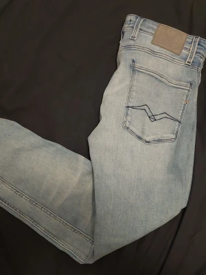 Replay anbass - Säljer ett par replay jeans i blå färg som passar helt perfekt inför den snsrt kommande sommaren. Modellen är anbass och med storlek W32