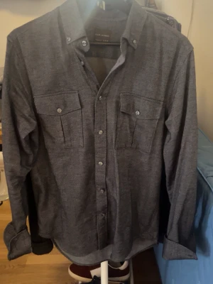 Mörkgrå overshirt från Oscar Jacobson  - Säljer denna overshirt från Oscar Jacobson. Den är som ny använd runt 3 gånger. Skriv vid frågor eller liknande!