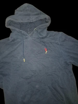 Mörblå ralph lauren hodie - Säljer denna ralph lauren hodie. Pågrund av storlek. Inga märken. Som ny! /DM för frågor!