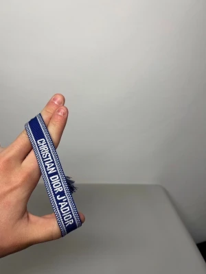 Christian Dior Armband Blå - Helt ny & Oanvänd ✔️, Justerbar storlek ✔️, Skickas inom 1 dag 🚀, Funkar för både tjejer och killar ✔️, kontakta gärna för mer info ☺️