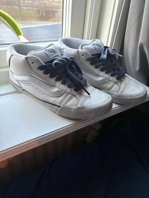 Vans half cab mid - Nu säljer jag ett par riktig snygga half cabs mid. Har varit använda men är i ett riktigt bra skick. Skorna är i storlek 41 men kan också passa 42. Sulan är kompakt och ser nästa oanvänd ut underifrån. Har du några frågor eller funderingar så är det bara att fråga😁 PRISET går att diskutera😊