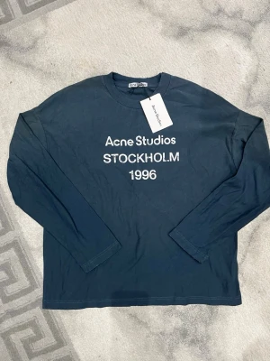 Stockholm 1996 långärmad mörkblå tröja - Aldrig använd, storlek M men den är i oversized modell, priset kan diskuteras, Unisex 