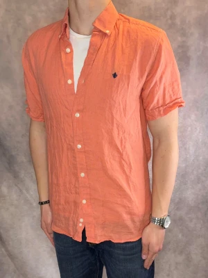 Orange Morris Kortärmad Linneskjorta - Stl S - Riktig snygg kortärmad Morris Linneskjorta i orange perfekt till sommaren som närmar sig! 🏖️🌊 | Mycket bra skick: 9/10, utan defekter! | Stl: S |  Modellen är 177cm och väger 74kg, sitter fint | Hör av dig vid frågor // Galgen 🫡 