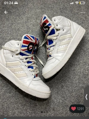 SÖKES Adidas x JS instinkt hi SÖKES - SÖKER DESSA ADIDAS X JEREMY SCOTT SKOR!!! VILLIG ATT BETALA MAX 2000 OM SKICK ÄR PRIMA OCH EV LÅDA ELLER KVITTO MEDFÖLJES (KAN TÄNKA MIG HÖJA LITE).