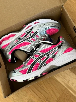 Asics - Helt nya Asics aldrig använda storlek 44