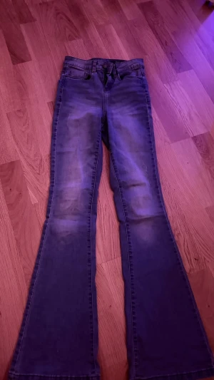 Blå utsvängda jeans Noisy May - Snygga blå jeans från Noisy May, modell Sallie. De har skinny fit, hög midja och utsvängda ben. Klassisk femficksmodell i stretchigt denimtyg. Perfekta för dig som gillar retrovibbar och vill ha en cool siluett. Xxs-Xs