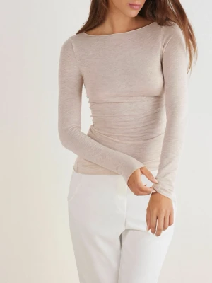 Beige intemissmi - Säljer en beige intemissmi tröja i storlek S använt 2 gånger, jätte fin men fel färg för mig💗skriv prisförslag💗inga hål den är som ny💗 skriv om ni vill ha bilder på också