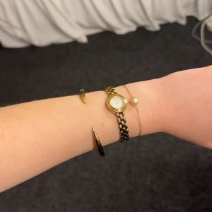 Guld armband  - Så snyggt guld armband från Edblad, köpt för 700 men kommer ej till användning då den är för stor för mina handleder och åker av så måste tyvärr säljas 💗14 k guldplättering på rostfri stål & vattentålig  Skenans bredd är 1 mm - 6 mm. Innermått 17 cm 