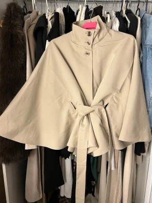 Trenchcoat poncho - Pieces - Ny med prislappen på! 