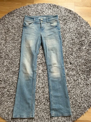 Ljusblå bootcut jeans med dubbla knappar - Säljer dessa jättefina ljusblåa bootcut washed jeansen med dubbla knappar💝