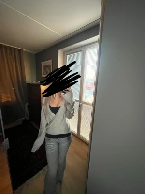 Ljusgrå kofta  - Ljusgrå kofta från Gina tricot❤️ säljer eftersom den aldrig kommer till användning. Jag köper alla mina kläder från Gina i Xs men konstigt nog står det att storleken är L (ksk är nåt fel) så jag skriver Xs/S. Men det är bara att skriva om ni vill ha mått❤️