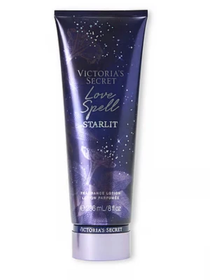 Ny! Love Spell Starlit lotion Victoria's Secret - Helt ny! Love Spell Starlit limited edition, är en doftande body lotion från Victoria's Secret i en snygg mörklila tub med silverdetaljer och stjärnmönster. Tuben rymmer 236 ml (full size) och har en lyxig känsla. Perfekt för dig som vill ha en återfuktande lotion med härlig doft.