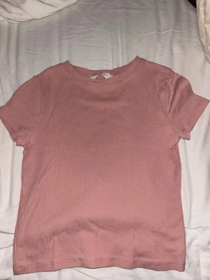 rosa t-shirt  - super gullig rosa tröja. den har inga fläckar eller hål. storlek 146/152, från H&M