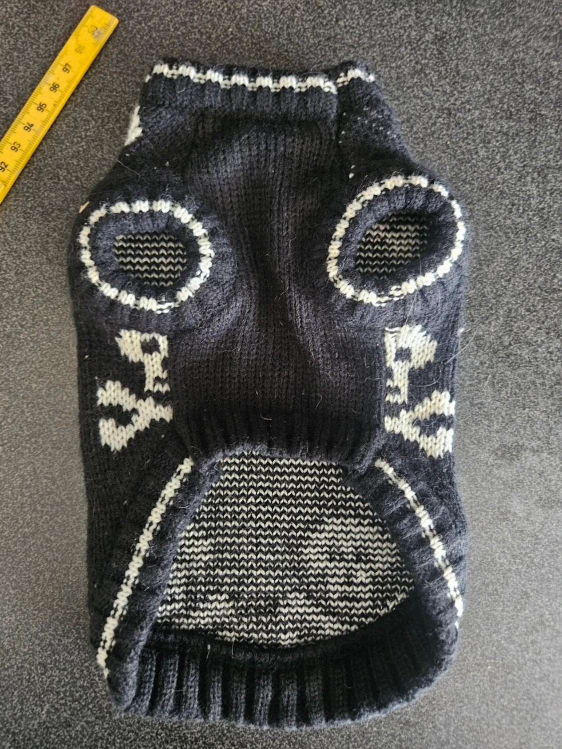Stickad hundtröja med dödskallar - 1