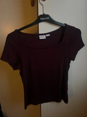 Vinröd T-shirt från Gina tricot  - En vinröd T-shirt med lite bredare uringing som formas mer rektangulär en uringat. Kan användas både i skolan och vid andra tillfällen då man kan stayla den fint. Har använt fåtal gånger så den är som ny. Storleken är 158/164 men skulle säga XS☺️