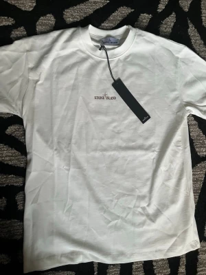 Stone Island t-shirt - 10/10 Ny skick pris kan diskuteras på snabb affär