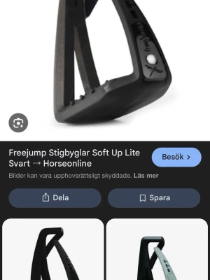 Freejump stigbygel Soft Up Lite svart - Säljer ett par svarta stigbyglar från Freejump. Stigbygeln är tillverkad i slitstark plast och har en modern, sportig design med bred fotplatta och greppvänlig yta. Perfekt för dig som vill ha extra säkerhet och komfort vid ridning. använt några gånger och har målat dom svarta dom var gula innan men är i perfekt skick. 