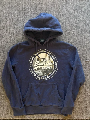 Superdry hoodie ~ sällsynt modell - Säljer nu denna eftertraktade superdry hoodien | st L passar även M | modell tillverkas inte längre och är sjukt snygg | kan även gå ner lite i pris vid snabb affär ✌️