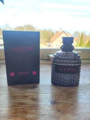 Valentino Born in Roma Extradose - Nästan Full Valentino Born in Roma Extradose 100ml. Volymen ser man på den sista bilden. Köpt från Flaconi och kvitto finns ifall du behöver.  Skickar samma dag eller senast nästa.