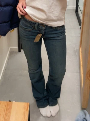 Blå bootcut jeans från Levi's - modellen heter SuperLow Bootcut, storlek 24 - jag har 34 i alla andra jeans o dessa passar