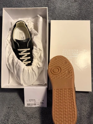 Maison Margiela gats (44/Black) - Great condition margiela gats, never worn. Completely new. Comes with box and dustbags (everything included in the picture). Same day shipping. 