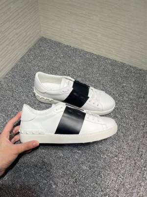 Valentino sneakers - Snygga vita sneakers från Valentino Garavani. Helt nya och oanvända. 