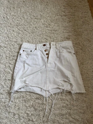 Vit jeanskjol - Kort vit jeanskjol med lågmidja och bra skick