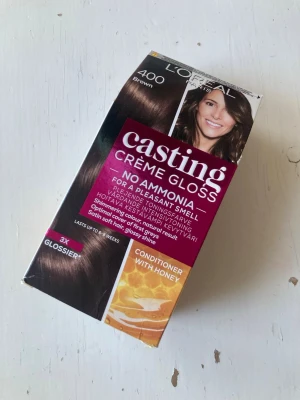 🍒Ny! L'Oréal hårtoning🍒 - 🍒Ny! Oöppnad L'Oréal Casting Crème Gloss toningsfärg i nyansen 400 Brown. Färgen är neutral brun och ger ett glansigt resultat utan ammoniak. Innehåller balsam med honung för extra vård och glans. Perfekt för dig som vill ha naturligt mjukt och glansigt hår!🍒