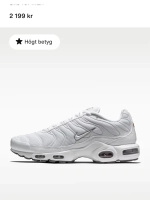 Nike Air Max Plus vita sneakers - Nike Air Max Plus sneakers i helvitt med ikoniska vågiga detaljer och synliga Air-enheter i sulan. Kontakta privat för fler bilder!