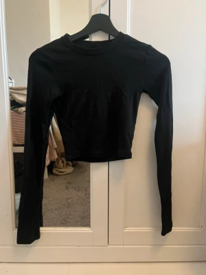 Svart croppad långärmad topp Gina Tricot - Köp