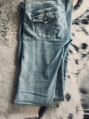 Joey jeans från True Religion - I storlek W25, modellen är Joey. 💕 Jeansen är uppsydda ungefär 7 centimeter, passar mig som är ca 150 och är lite söndertrampade men inget man tänker på.